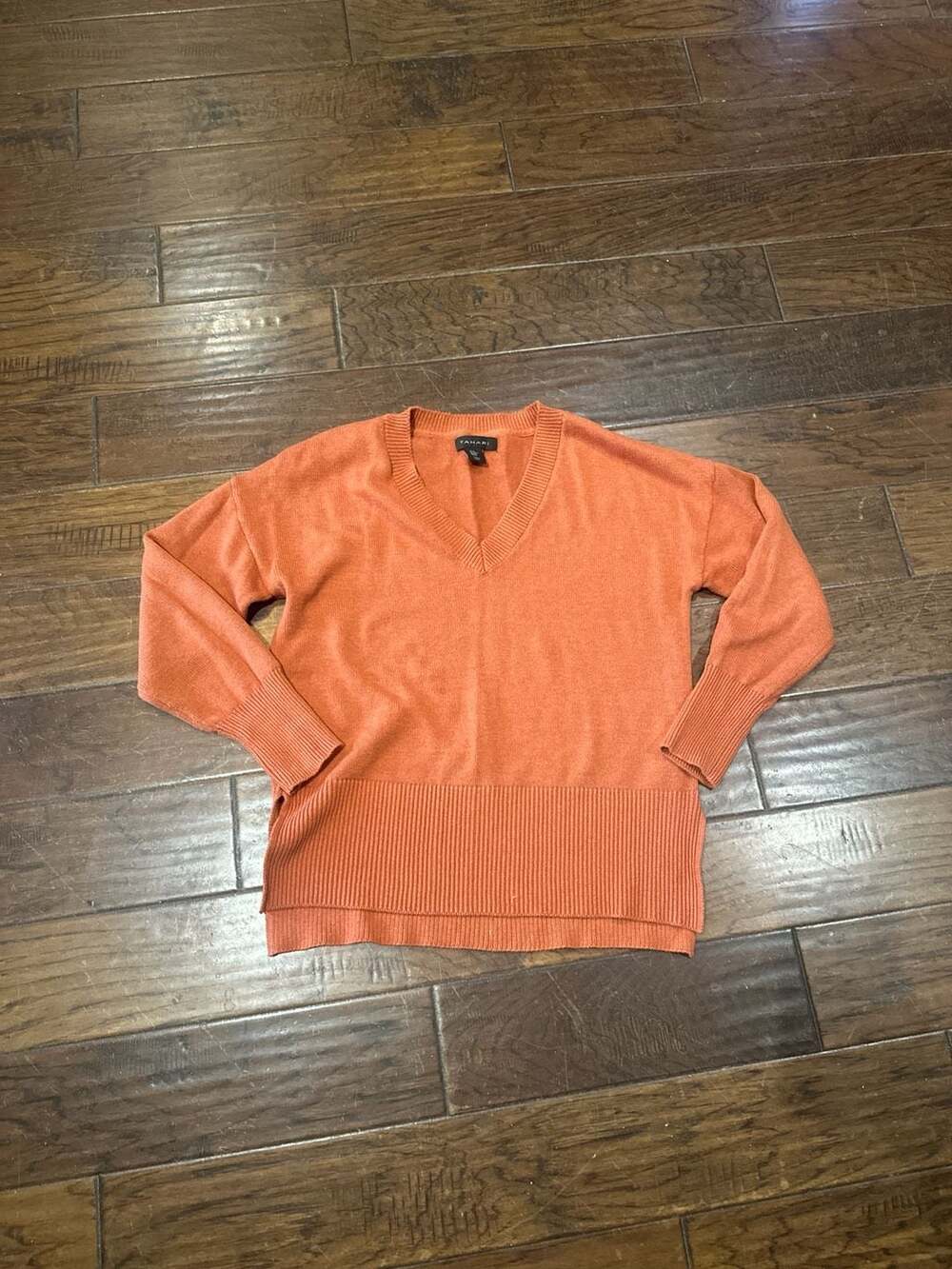 Tahari‎ Women's Rust Orange Ribbed Hem V-Neck Pullover Sweater Size Medium